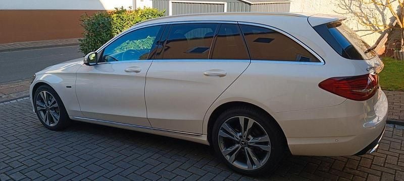 Gebraucht Mercedes C300e 306 PS (225 kW) 2019 Weiß Kombi