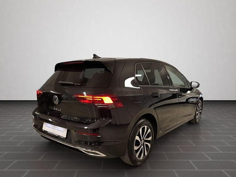 Gebraucht VW Golf VIII Active 150 PS (110 kW) 2022 Deep black perleffekt (metallic) Limousine