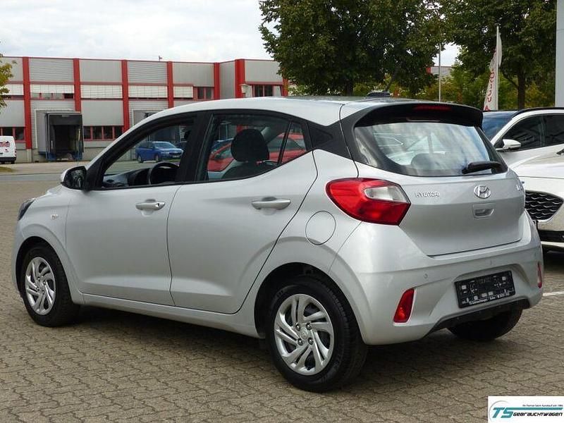 Gebraucht Hyundai i10 Select 67 PS (49 kW) 2023 Silber Kleinwagen