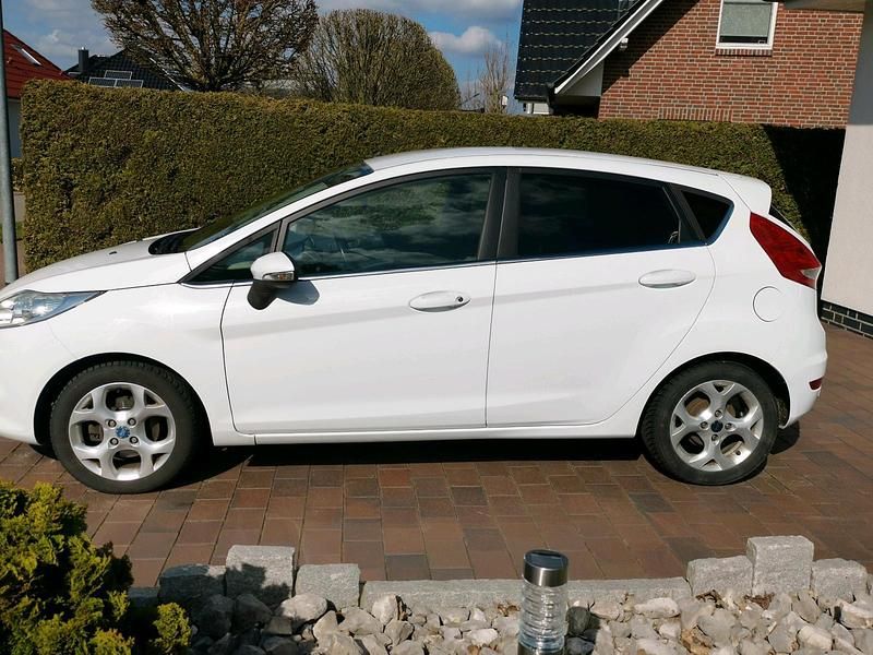 Gebraucht Ford Fiesta Titanium 97 PS (71 kW) 2010 Weiß Kleinwagen