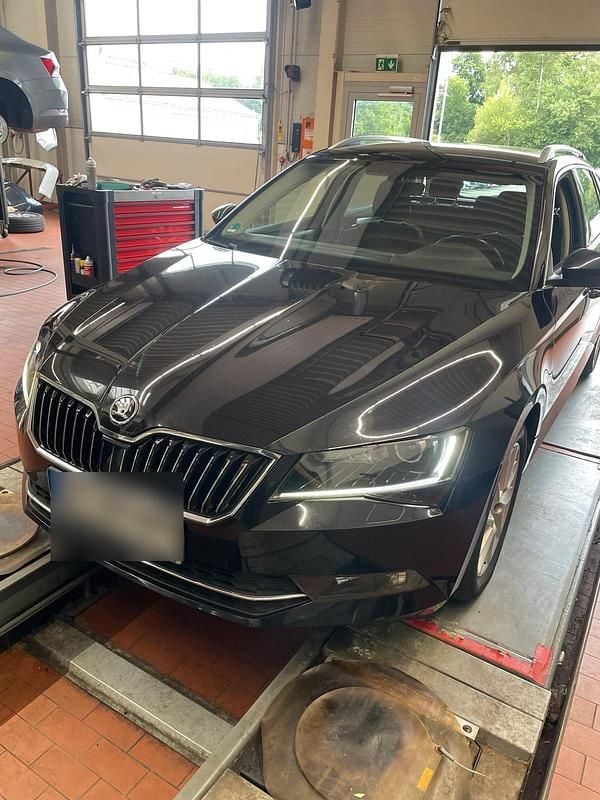 Schwarz Gebraucht 2018 Skoda Superb Kombi | 17.500 € (Guter Preis) - Bild 1/4