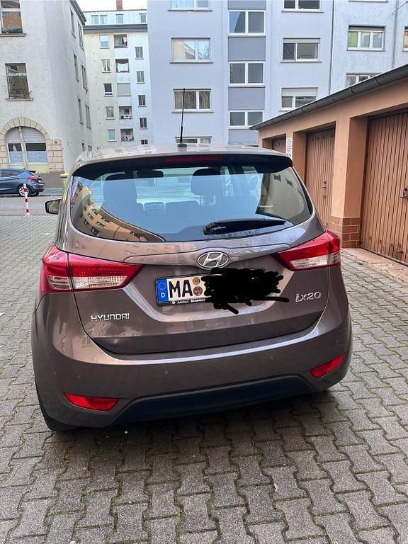 Gebraucht Hyundai ix20 125 PS (91 kW) 2014 Braun Kleinwagen