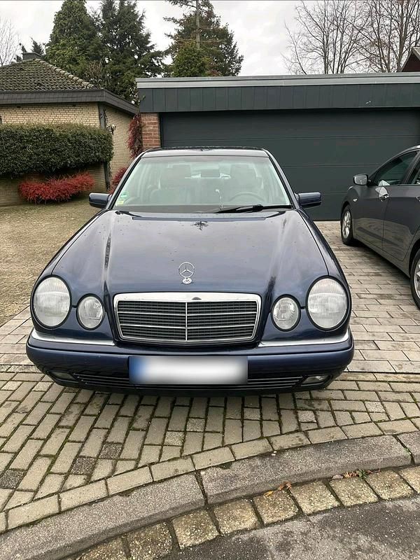 Gebraucht Mercedes E240 170 PS (125 kW) 1999 Blau Limousine