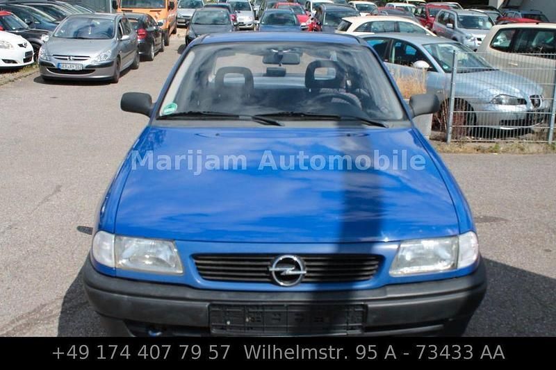 Blau Gebraucht 1996 Opel Astra Limousine | 1.999 € (Etwas zu teuer) - Bild 1/4