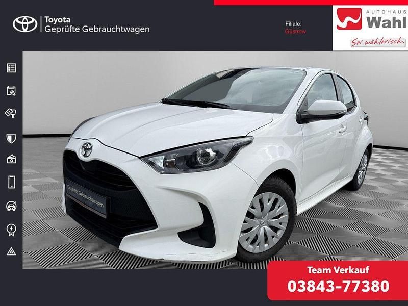 Weiß Gebraucht 2022 Toyota Yaris Comfort Limousine | 14.380 € (Fairer Preis) - Bild 1/4