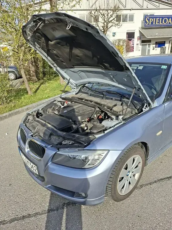 Gebraucht BMW 318 143 PS (105 kW) 2011 Blau Limousine