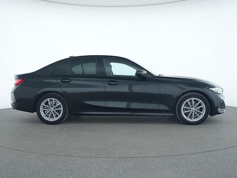 Gebraucht BMW 320 Sport Line 190 PS (139 kW) 2023 Black sapphire Limousine