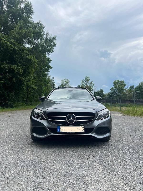 Grau Gebraucht 2018 Mercedes C220 Kombi | 12.300 € (Teuer) - Bild 1/4