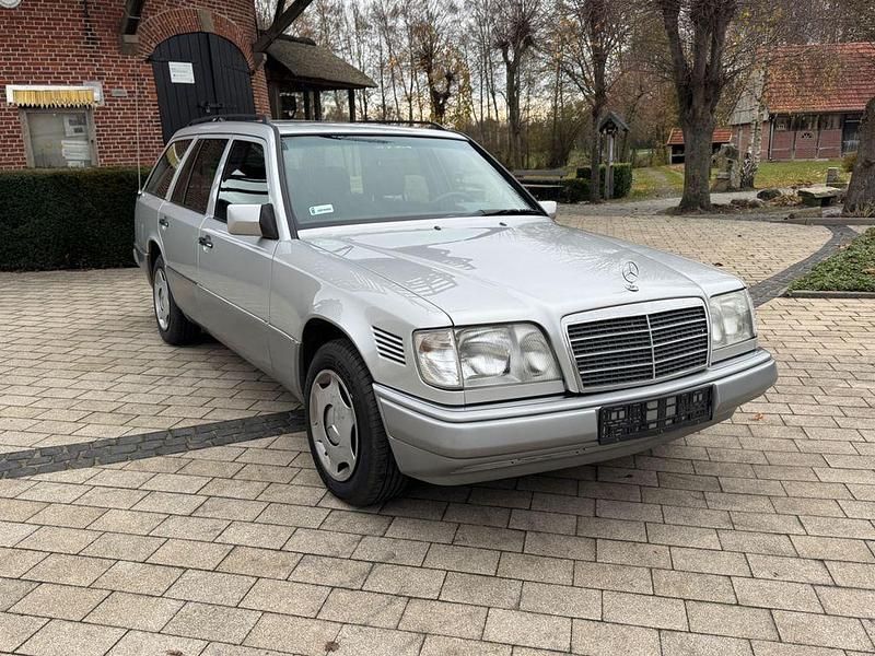 Silber Gebraucht 1994 Mercedes E250 Limousine | 12.500 € - Bild 1/4