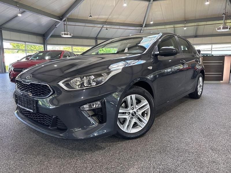 Grau Gebraucht 2021 Kia Ceed Vision Limousine | 17.980 € (Fairer Preis) - Bild 1/4