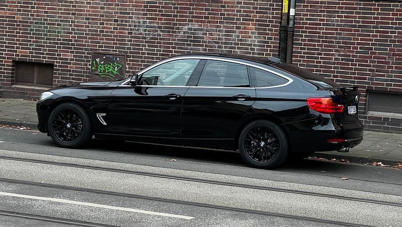 Schwarz Gebraucht 2015 BMW 330 Limousine | 17.000 € (Etwas zu teuer) - Bild 1/4