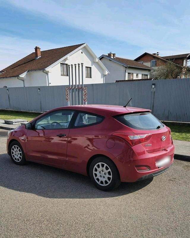 Gebraucht Hyundai i30 100 PS (73 kW) 2013 Rot Kleinwagen