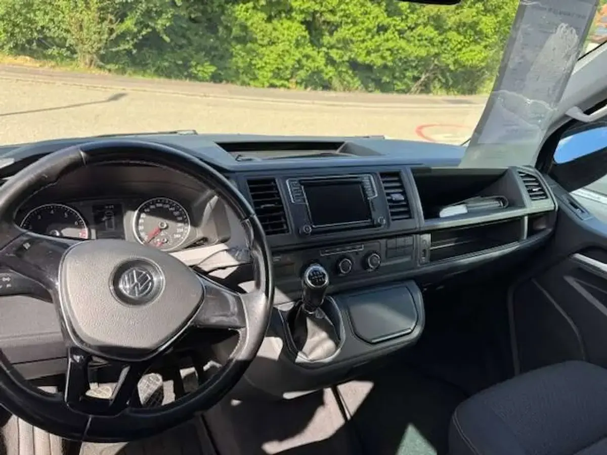 Gebraucht VW Multivan Trendline 150 PS (110 kW) 2018 Starlight blue metallic Van / Kleinbus