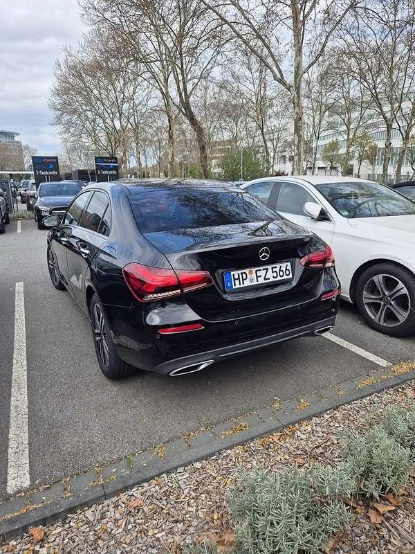 Schwarz Gebraucht 2022 Mercedes A200 Progressive Limousine | 34.000 € - Bild 1/4