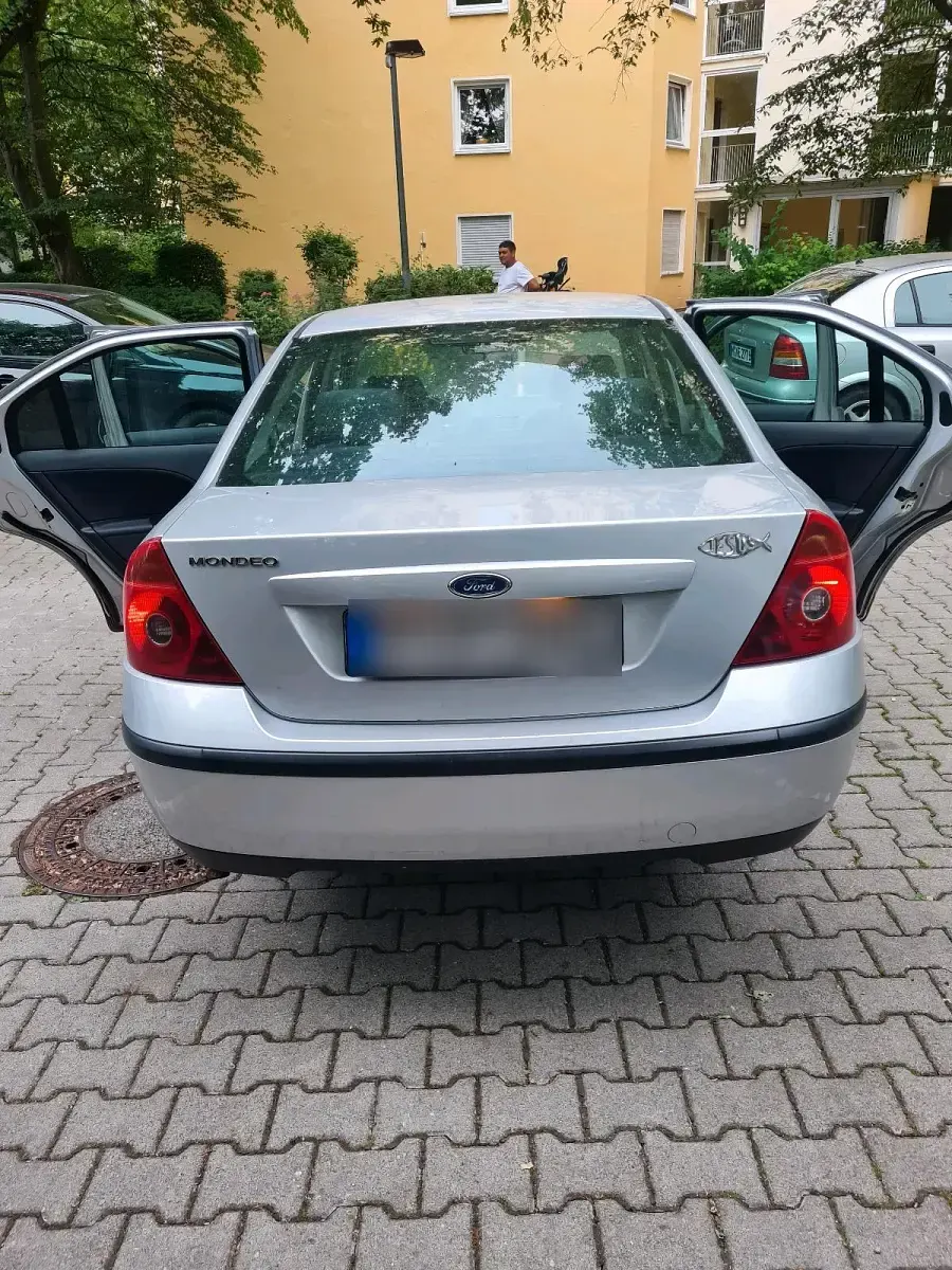 Gebraucht Ford Mondeo 125 PS (91 kW) 2002 Silber Limousine