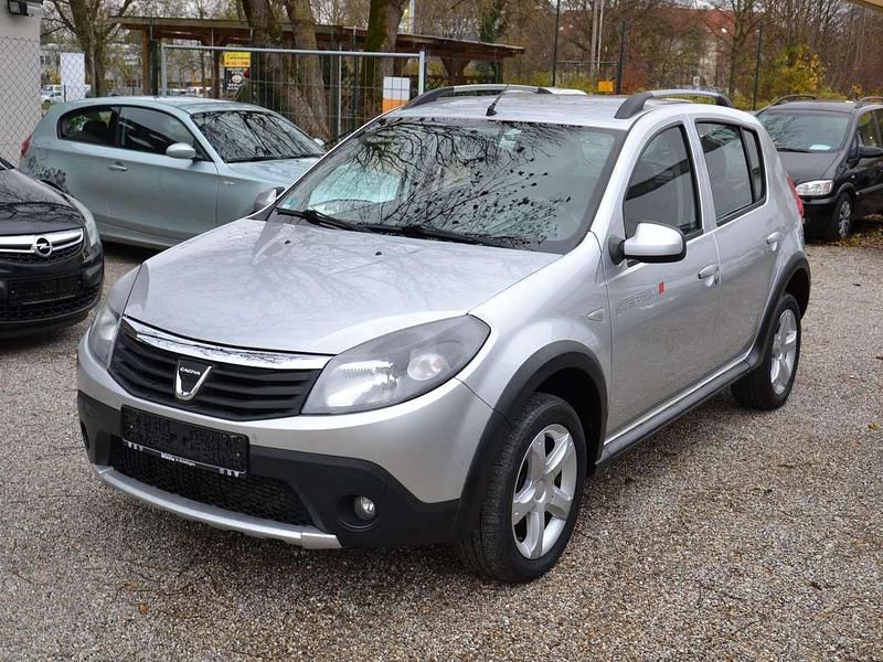 Platin grau silber Gebraucht 2011 Dacia Sandero Stepway Kleinwagen | 2.400 € (Fairer Preis) - Bild 1/4