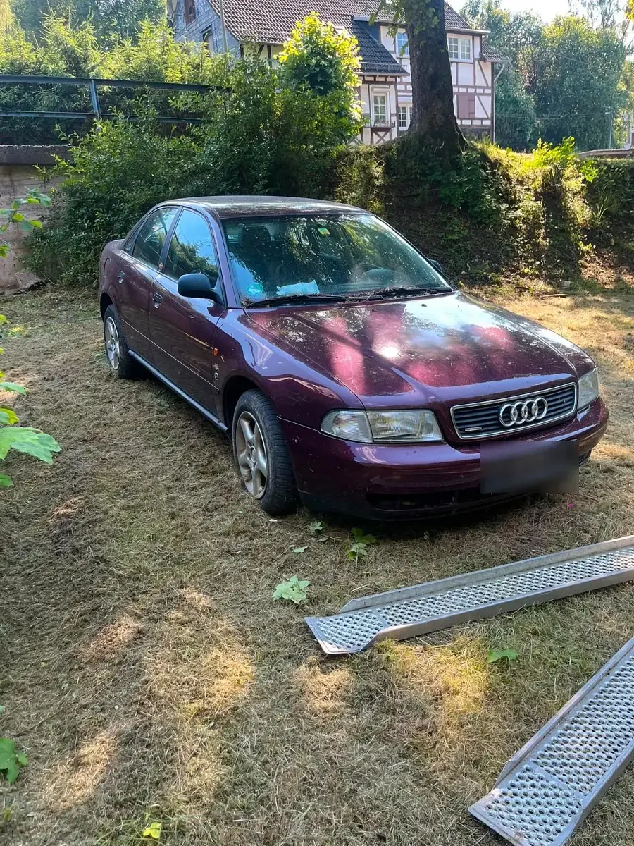 Gebraucht Audi A4 Basis 102 PS (75 kW) 1995 Rot Limousine