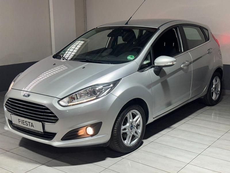 Silber Gebraucht 2013 Ford Fiesta Titanium Kleinwagen | 7.970 € (Fairer Preis) - Bild 1/4