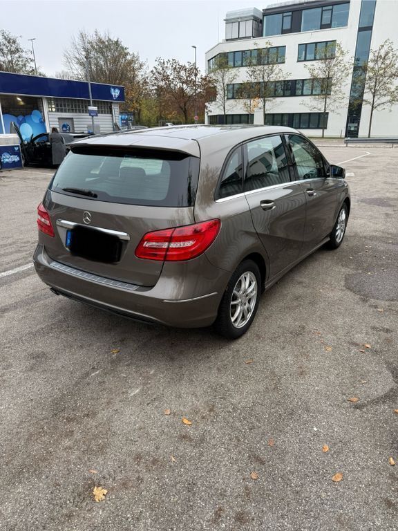 Gebraucht Mercedes B200 156 PS (114 kW) 2012 Beige Van / Kleinbus