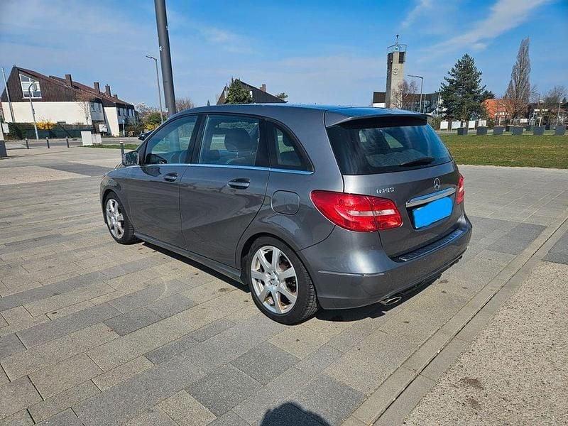 Gebraucht Mercedes B180 122 PS (89 kW) 2014 Grau Van / Kleinbus