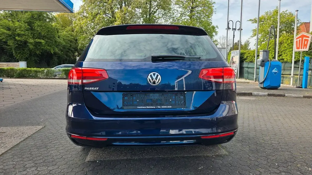Gebraucht VW Passat 125 PS (91 kW) 2018 Blau Kombi