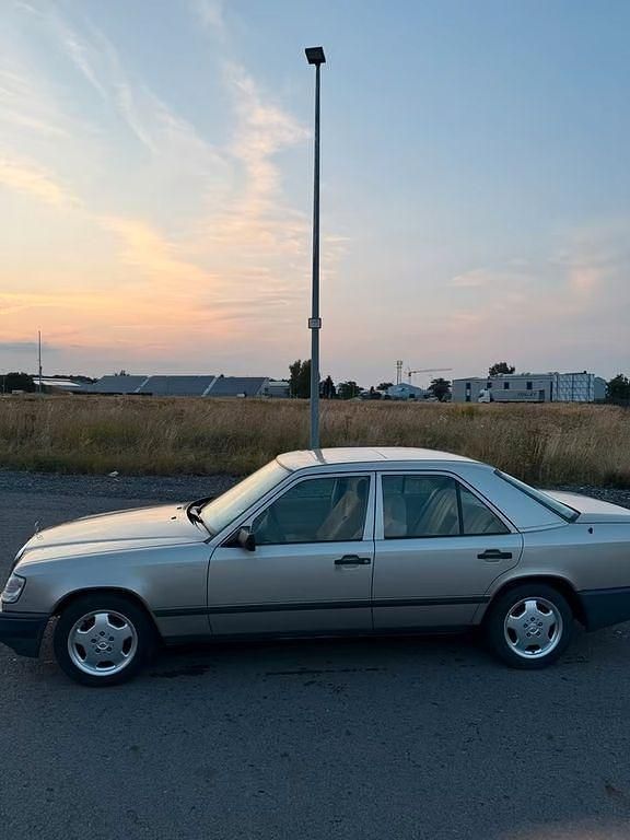 Silber Gebraucht 1988 Mercedes 200 Limousine | 3.200 € - Bild 1/4