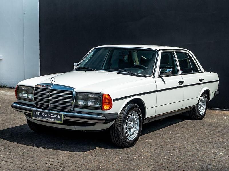 Second-hand Mercedes 250 1979 Alb Berlinǎ