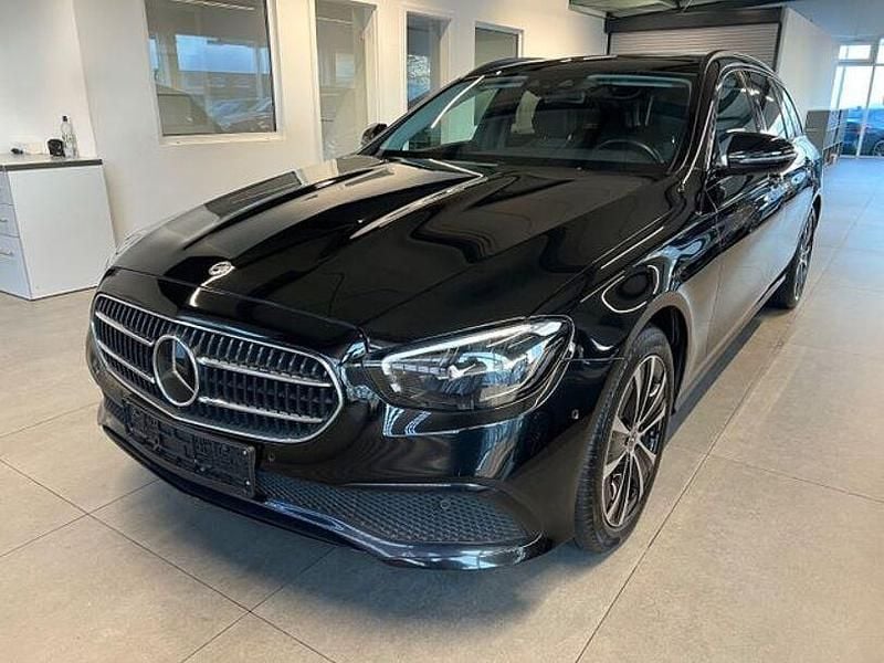 Gebraucht Mercedes E300 194 PS (142 kW) 2022 Schwarz Limousine
