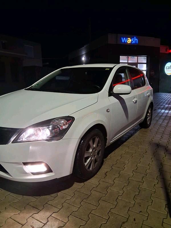 Weiß Gebraucht 2012 Kia Ceed Kleinwagen | 4.800 € (Fairer Preis) - Bild 1/4