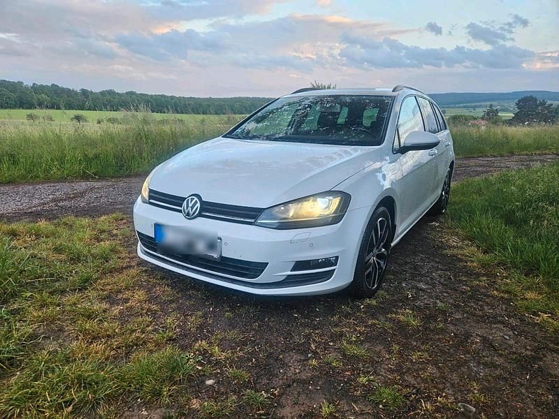 Weiß Gebraucht 2016 VW Golf VII Highline Kombi | 8.900 € (Teuer) - Bild 1/4
