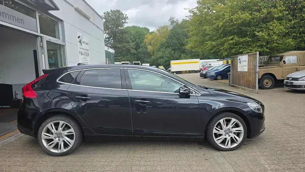 Gebraucht Volvo V40 Summum 150 PS (110 kW) 2012 Schwarz Kleinwagen