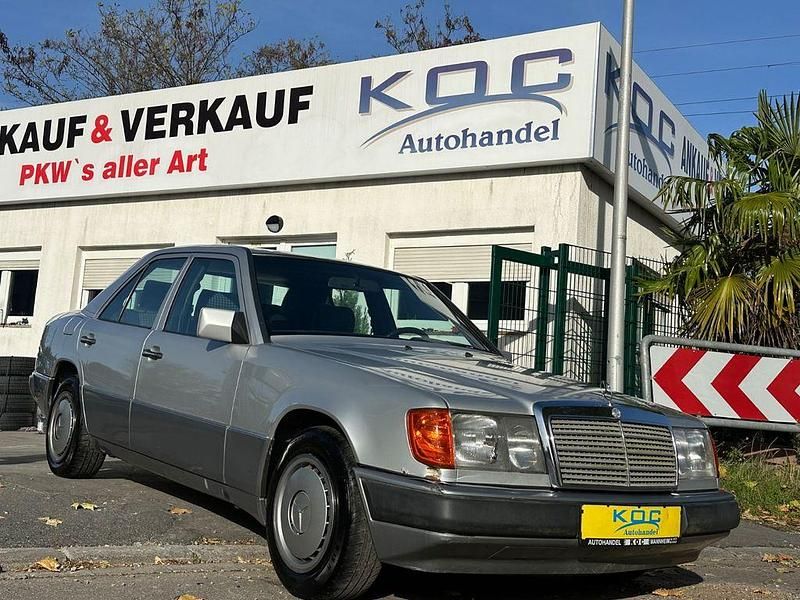 Grau Gebraucht 1991 Mercedes E200 Limousine | 2.400 € - Bild 1/4