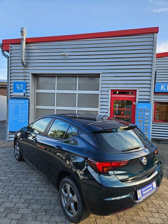 Gebraucht Opel Astra Edition 125 PS (91 kW) 2016 Carragreen Limousine
