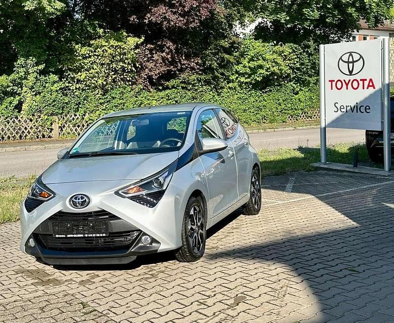 Merlansilber Gebraucht 2019 Toyota Aygo Connect Style Kleinwagen | 9.890 € (Fairer Preis) - Bild 1/4
