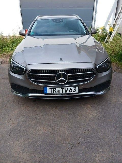Braun Gebraucht 2023 Mercedes E220 Limousine | 31.900 € (Superpreis) - Bild 1/4