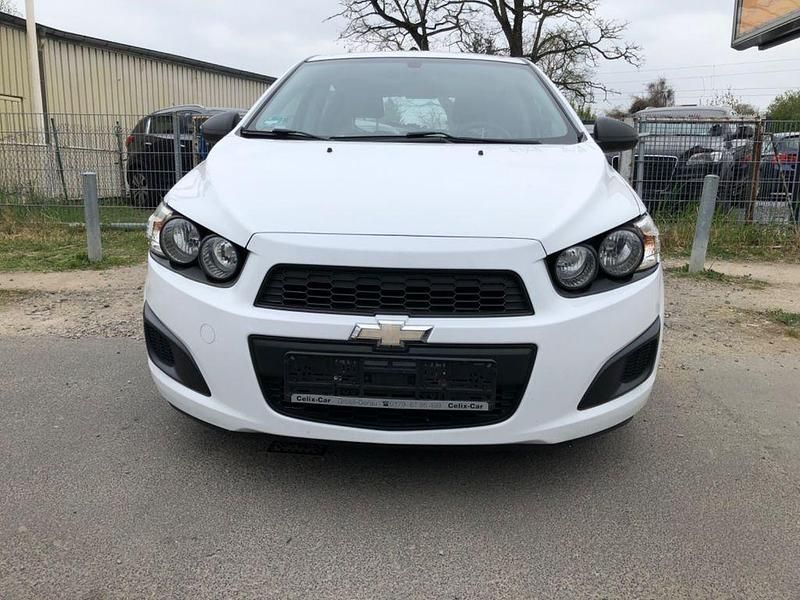 Weiß Gebraucht 2012 Chevrolet Aveo LS Limousine | 3.780 € (Fairer Preis) - Bild 1/4