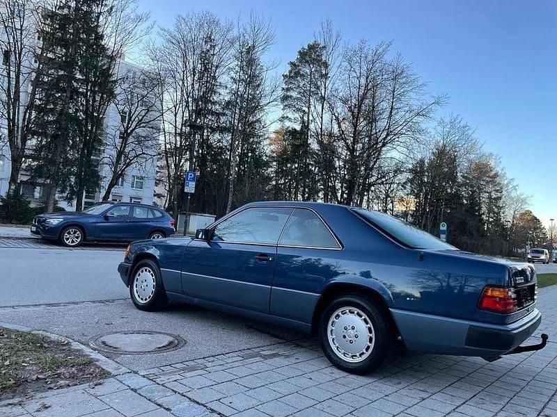 Gebraucht Mercedes E300 179 PS (131 kW) 1989 Blau Coupé