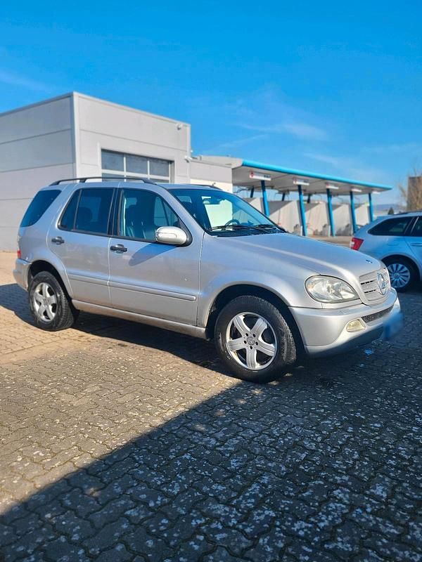 Gebraucht Mercedes ML270 163 PS (119 kW) 2001 Silber SUV