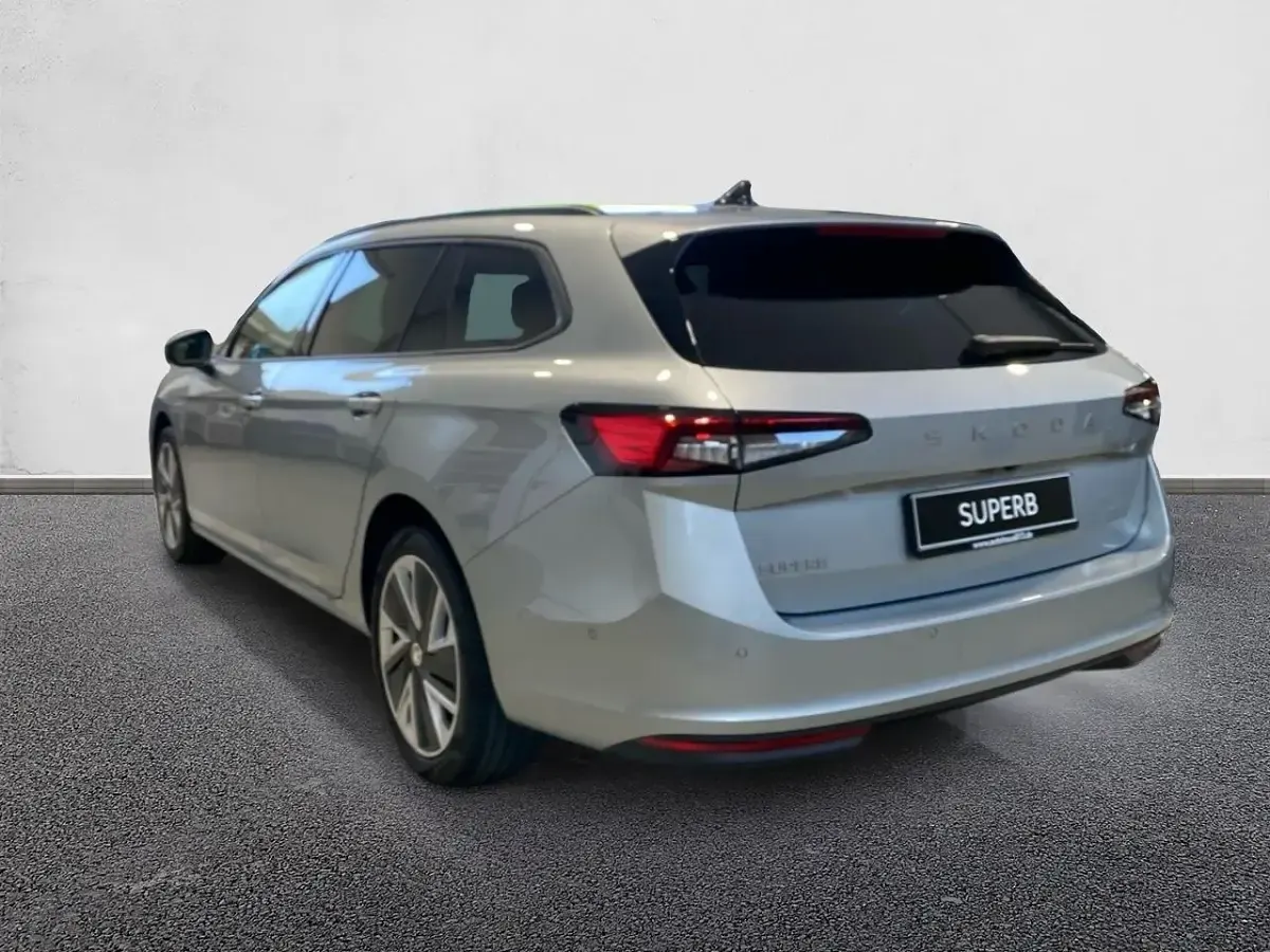 Gebraucht Skoda Superb Selection 150 PS (110 kW) 2024 Aluminiumsilber metallic Kombi