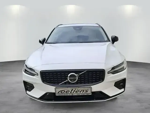 Używany Volvo V60 Plus 145 KM (106 kW) 2023 Biały Kombi