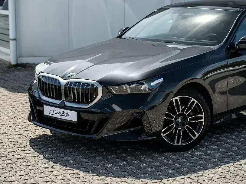 Gebraucht BMW 520 M Sport 197 PS (144 kW) 2025 Sophistograu brillanteffekt metallic Limousine