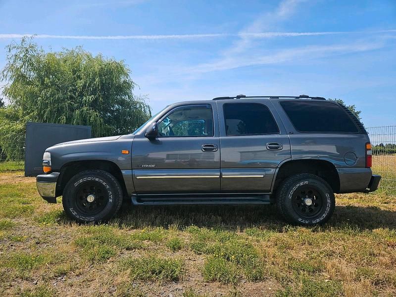 Grau Gebraucht 2001 Chevrolet Tahoe SUV | 10.999 € (Teuer) - Bild 1/4