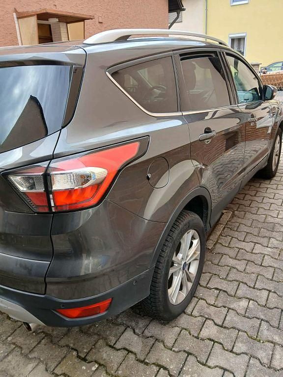 Gebraucht Ford Kuga Titanium 179 PS (131 kW) 2017 Grau SUV