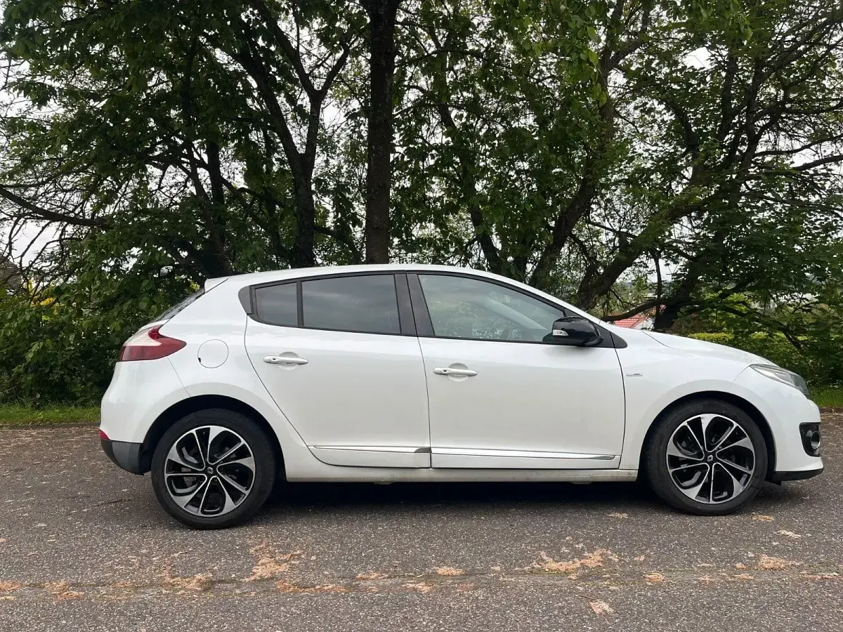 Gebraucht Renault Mégane Bose Edition 132 PS (97 kW) 2015 Weiß Limousine