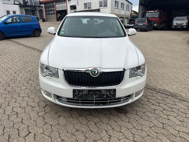 Weiß Gebraucht 2009 Skoda Superb Comfort Limousine | 2.300 € (Fairer Preis) - Bild 1/4