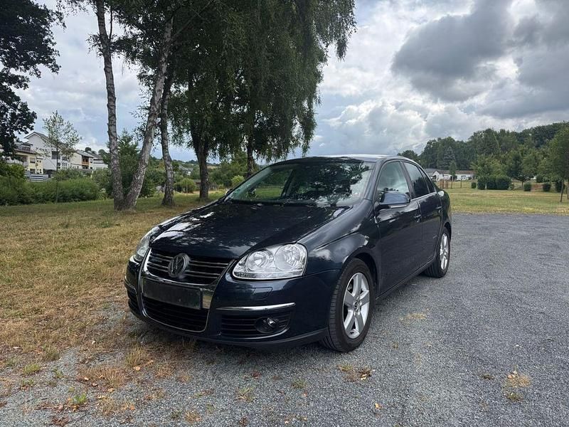 Grau Gebraucht 2008 VW Jetta United Limousine | 1.999 € (Fairer Preis) - Bild 1/4