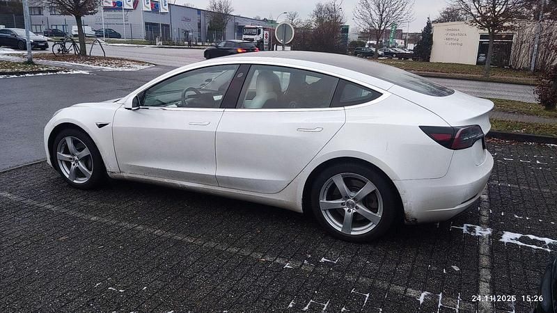 Weiß Gebraucht 2020 Tesla Model 3 Standard Range Plus Limousine | 21.000 € (Guter Preis) - Bild 1/4