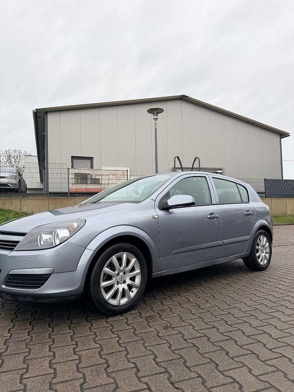 Grau Gebraucht 2004 Opel Astra Limousine | 2.499 € (Fairer Preis) - Bild 1/4