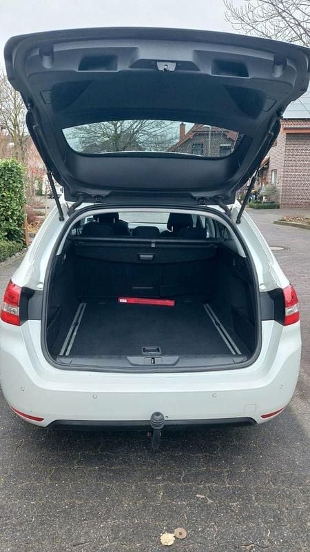 Gebraucht Peugeot 308 Allure 131 PS (96 kW) 2018 Weiß Kombi