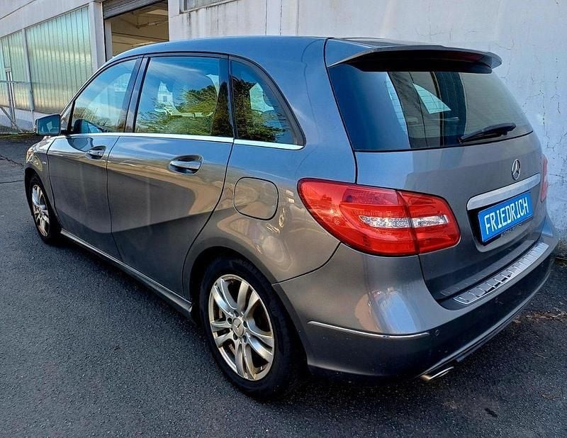 Gebraucht Mercedes B180 109 PS (80 kW) 2012 Grau Van / Kleinbus